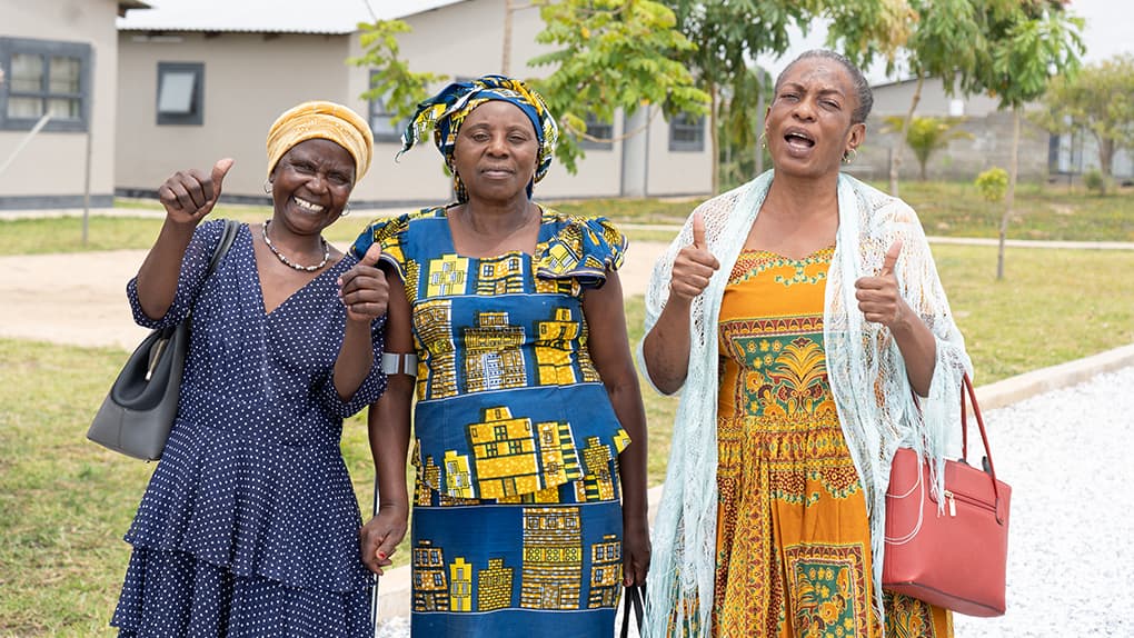Maureen Phakati (links im Bild) ist Teil der Baptist Community Church in Lusaka und lebt mit vier Enkeln und drei Urenkeln zusammen