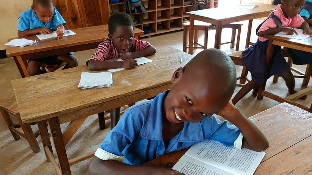 Seit 2020 ist die Schule des Dorfentwicklungsprojekts Ubwenzi (Freundschaft) eine vollwertige Grund- und Hauptschule. Wonderful (vorne im Bild) ist einer von 240 Schülern.