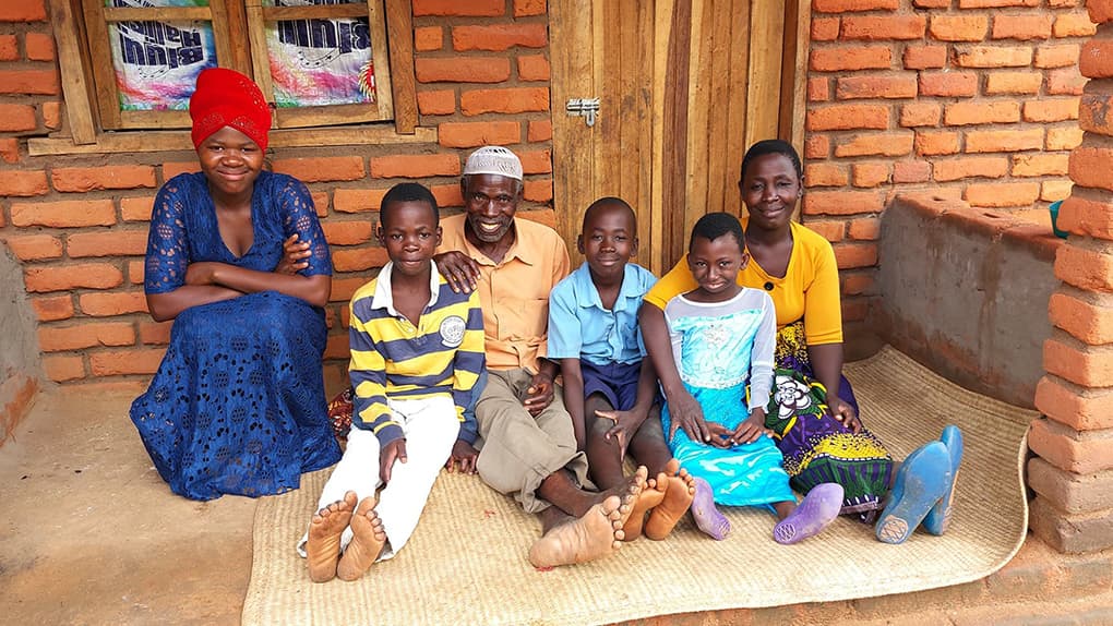 Samson Ajilu mit seiner Familie