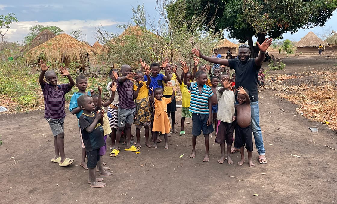 Ignitius mit Kindern in Nabwalya