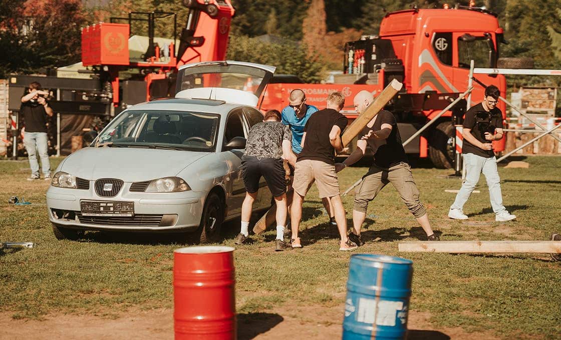 motorsaegen-frisbee,-pfannen-schmieden-und-grosse-maschinen