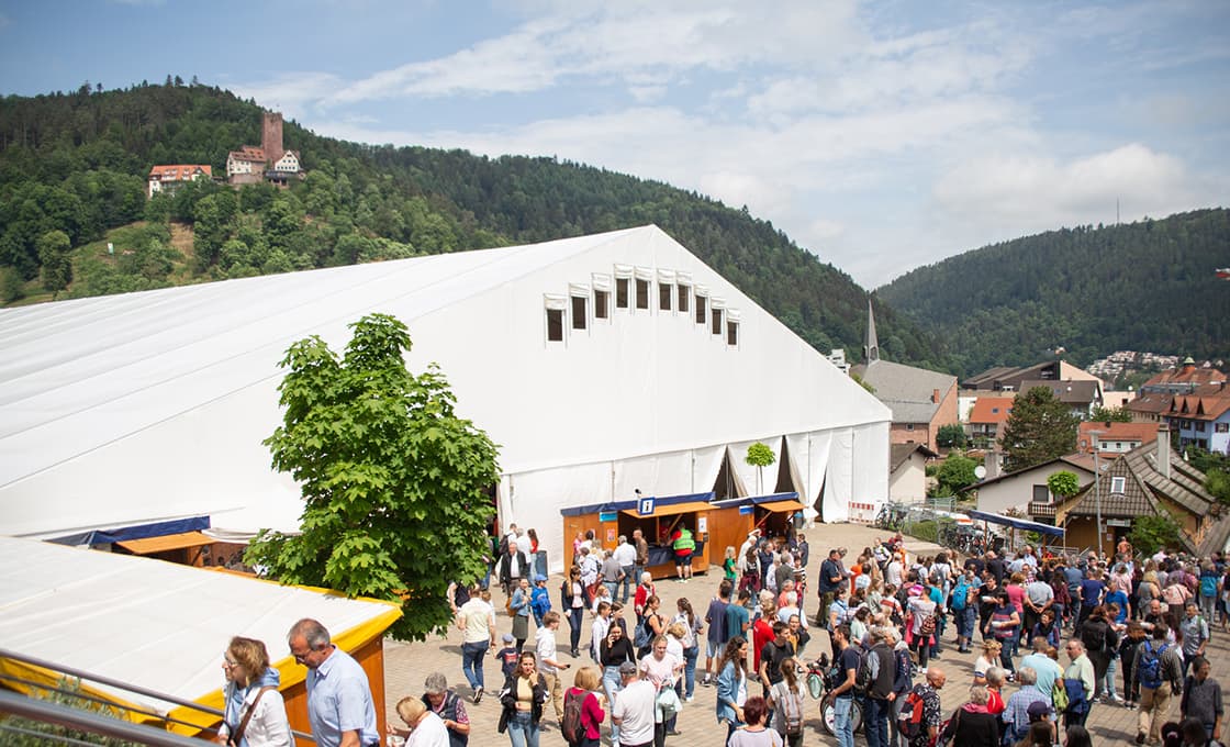Das Pfingstmissionsfest findet im Großzelt der Liebenzeller Mission statt.