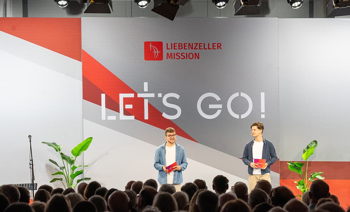 Marco Schoradt (links im Bild) und Simon Frey moderierten beim Herbstmissionsfest