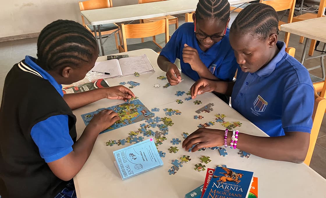 Die Bibliothek der Gemeinde in Lusaka wird gut angenommen