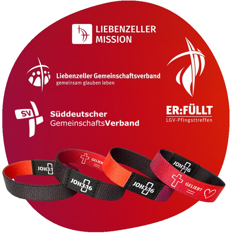 Vier farbige Armbänder mit christlichen Symbolen auf rotem Hintergrund mit den Logos deutscher christlicher Organisationen.